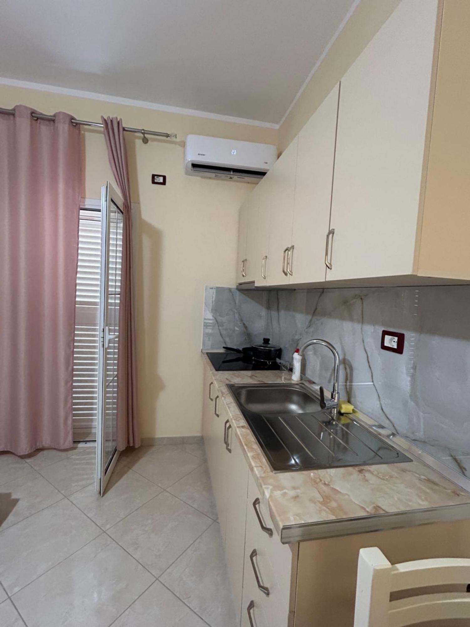 Rest House Вльора Екстер'єр фото